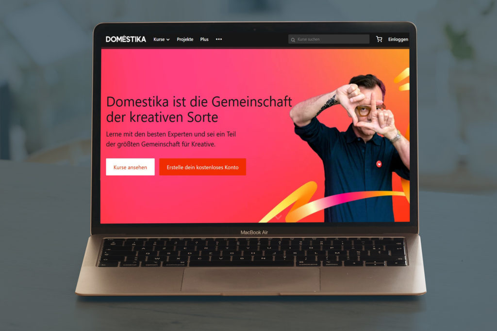 Laptop with screenshot of the Domestika website, cover image of the article